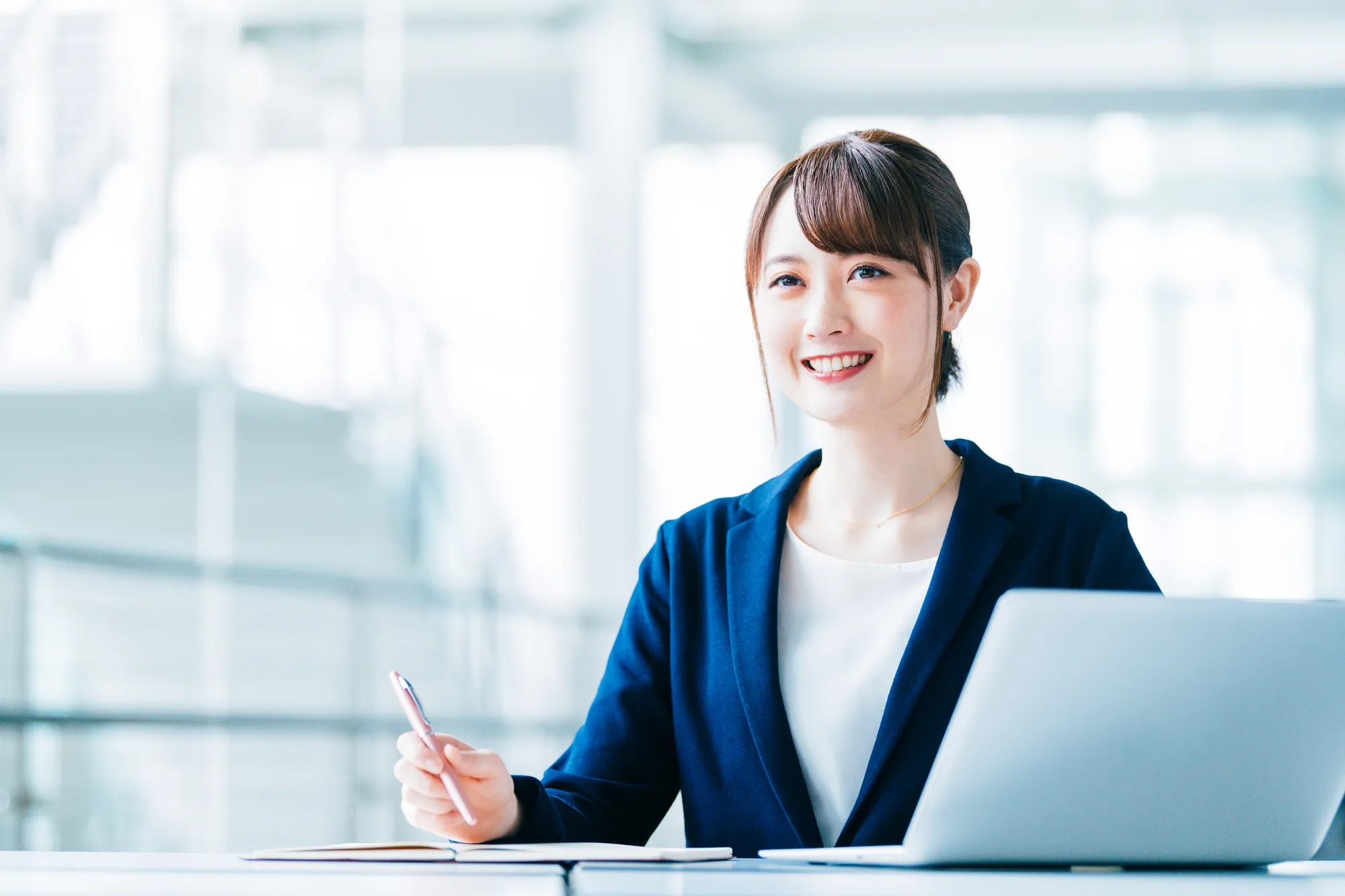 【事務職の年収事情】平均・中央値・年収アップの方法まで解説