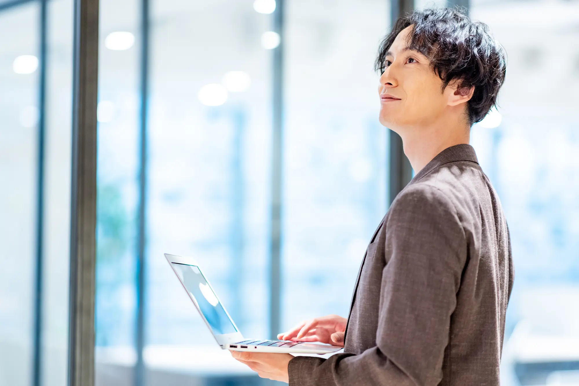 高卒から年収600万円を目指す！未経験でもITエンジニアで人生を変える方法