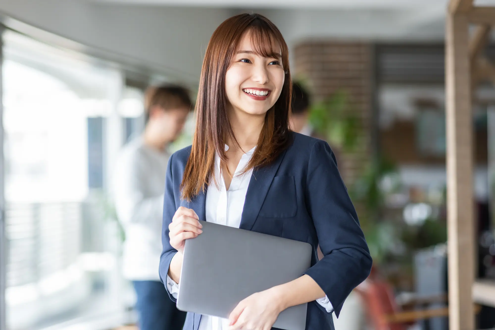 【20代高卒女性の年収中央値は？普通の年収から抜け出すキャリアアップ法】