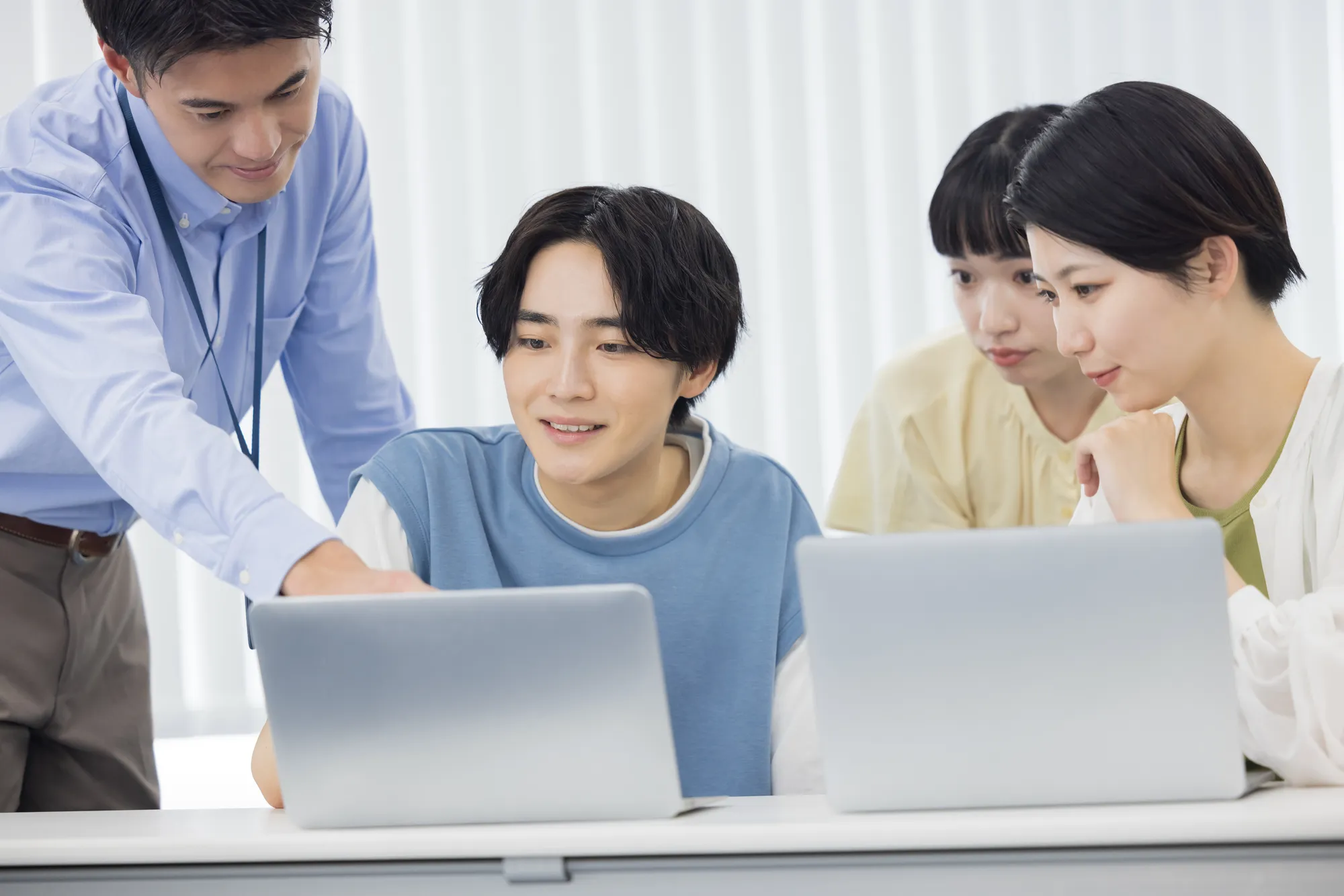 「プログラミングスクールはやめとけ」は本当?高卒20代のIT転職術